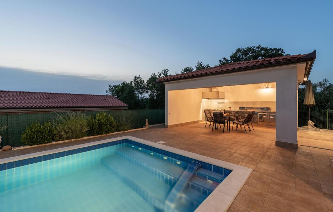 Villa Buroli With Pool, Sauna And Jacuzzi 외부 사진