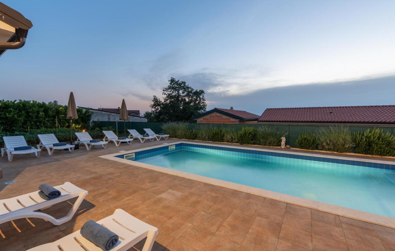 Villa Buroli With Pool, Sauna And Jacuzzi 외부 사진