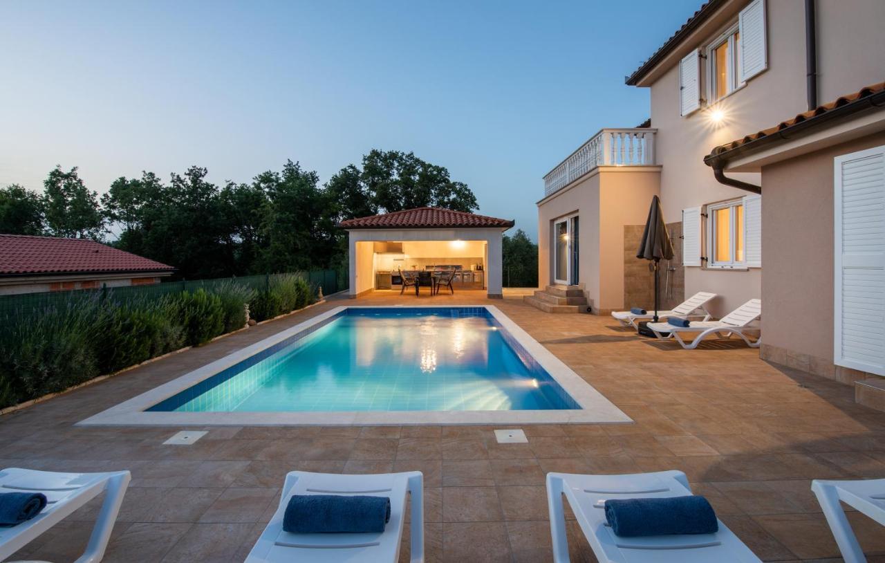 Villa Buroli With Pool, Sauna And Jacuzzi 외부 사진